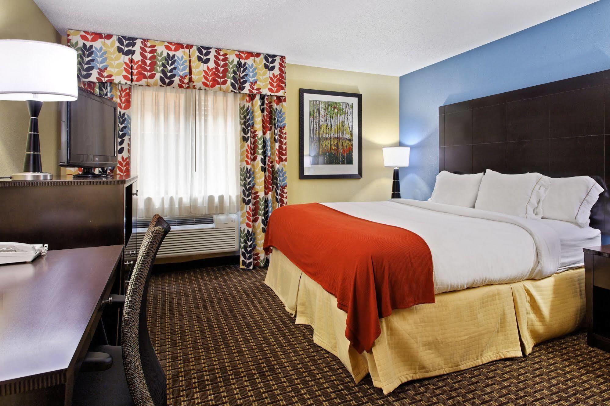 Holiday Inn Express Hotel Fort Campbell-Oak Grove By Ihg Exterior foto